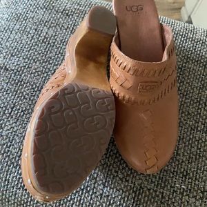 Ugg stitched clog